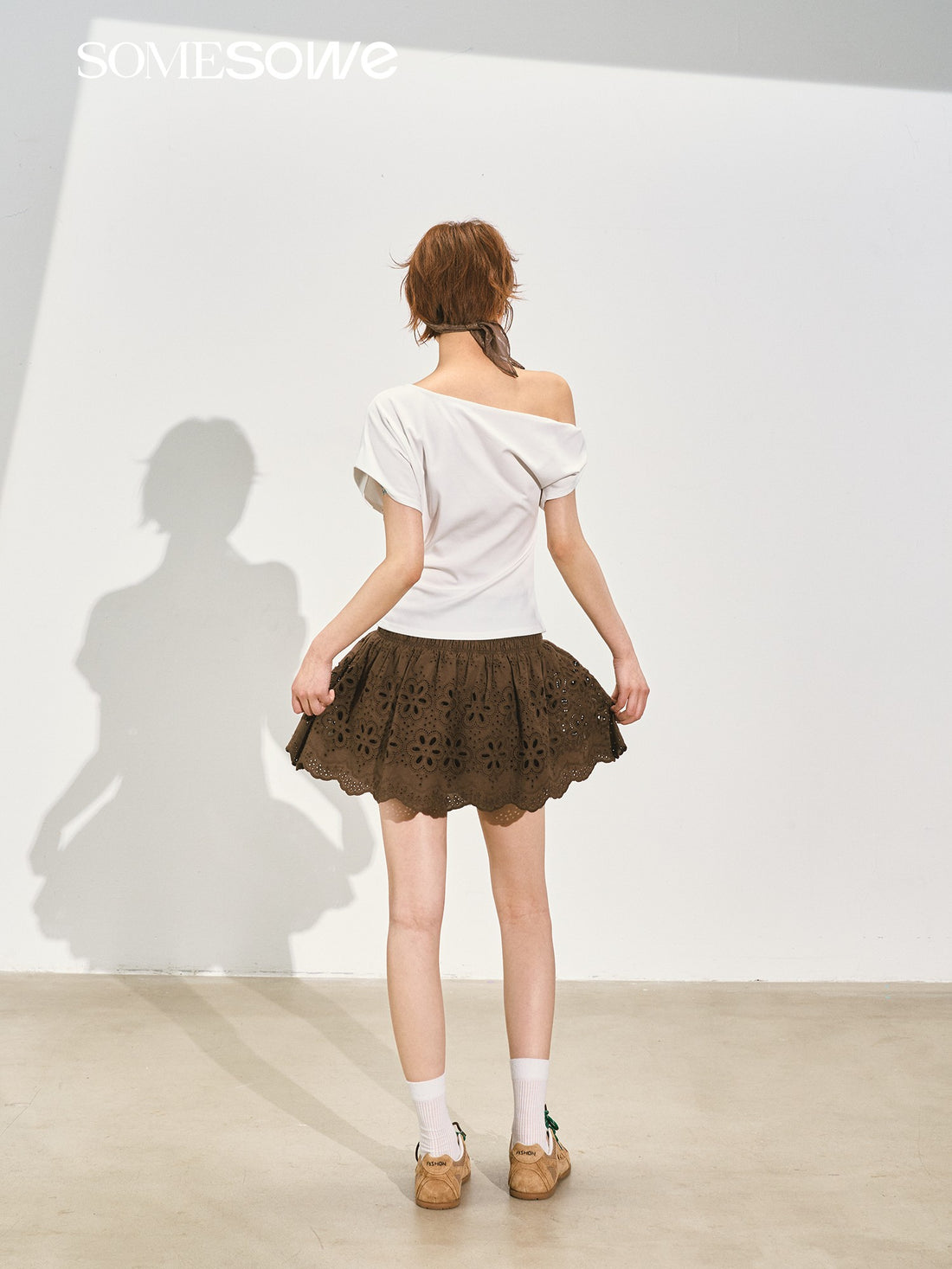 SOMESOWE S2508143 One-shoulder twisted T-shirt (2color)