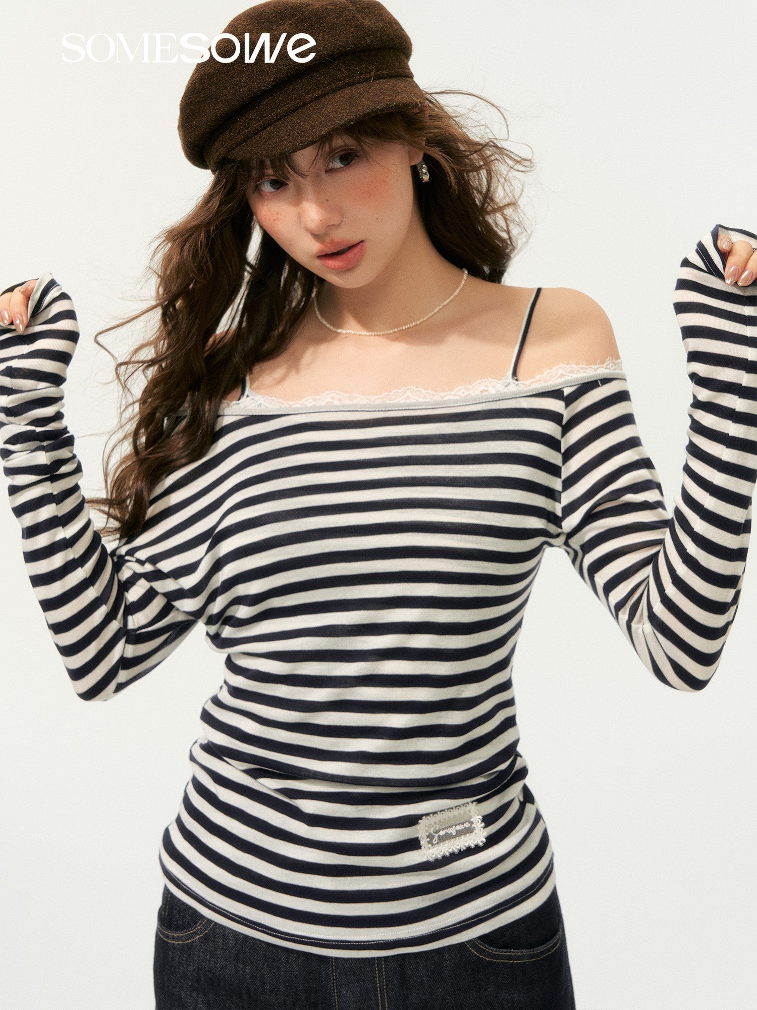 SOMESOWE S2508188 Striped off shoulder long sleeved T-shirt