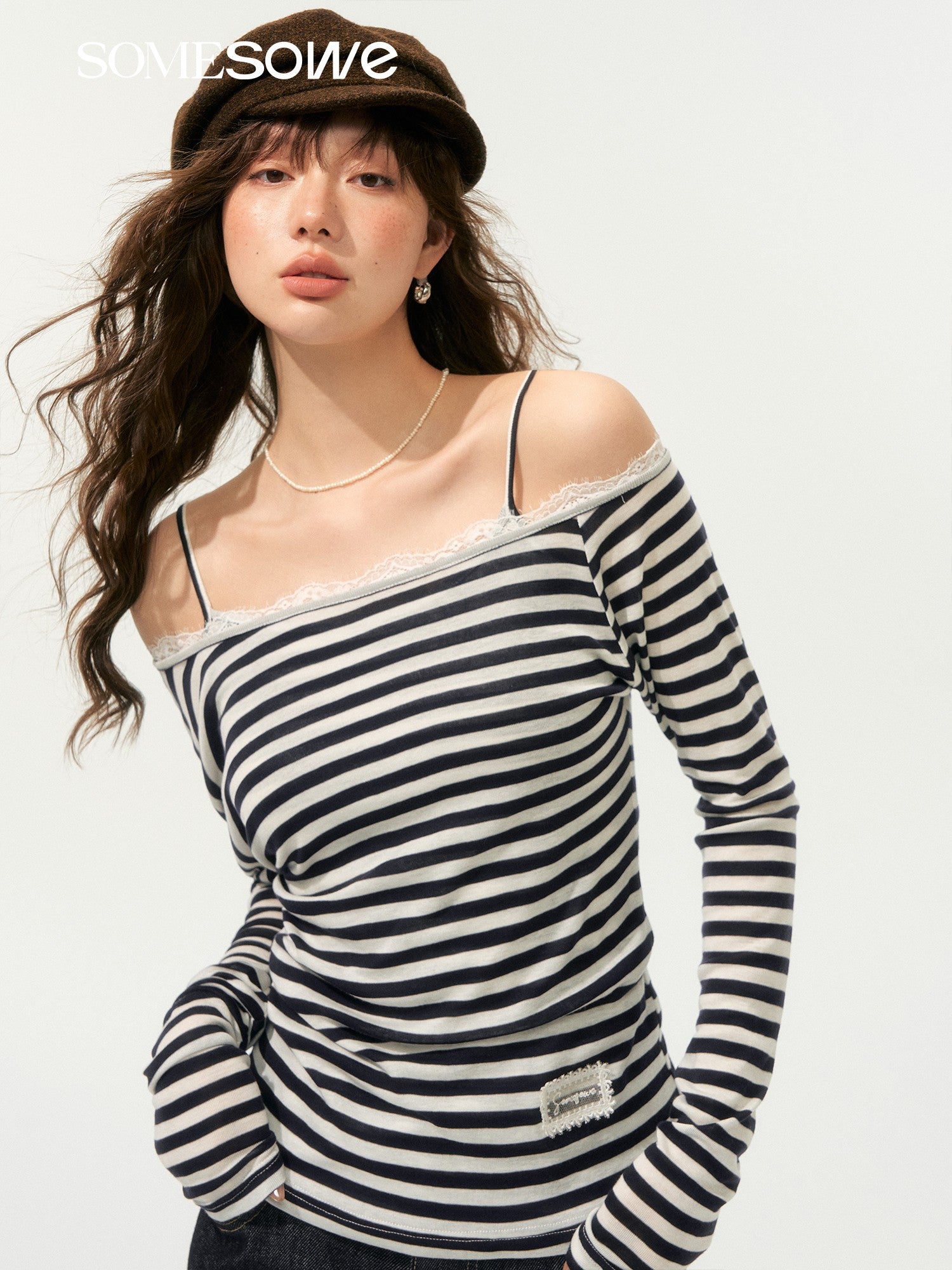 SOMESOWE S2508188 Striped off shoulder long sleeved T-shirt