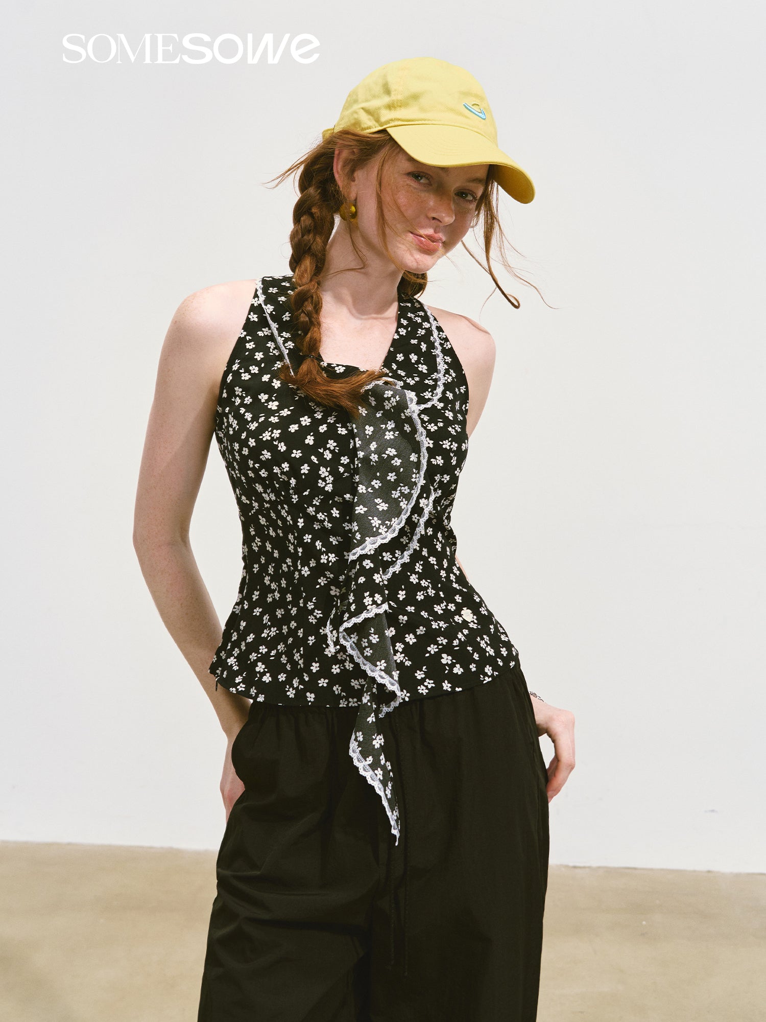 SOMESOWE S2508086 [Star Style] French V-neck lace halter-neck top (2color)