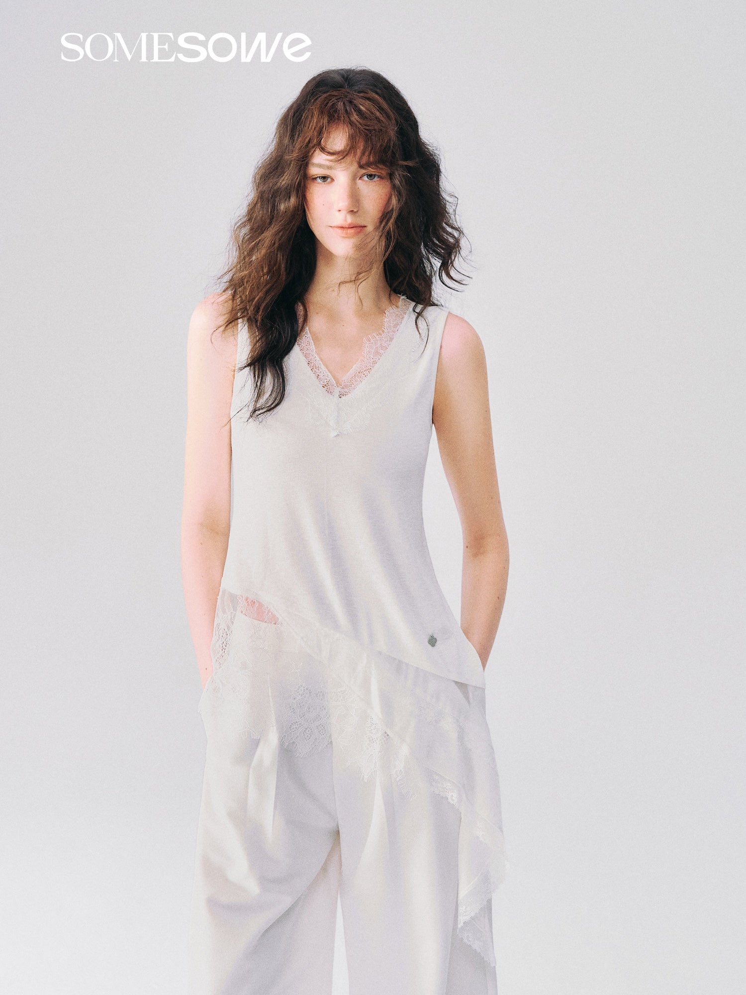 SOMESOWE S2609104 Irregular lace V-neck sleeveless top