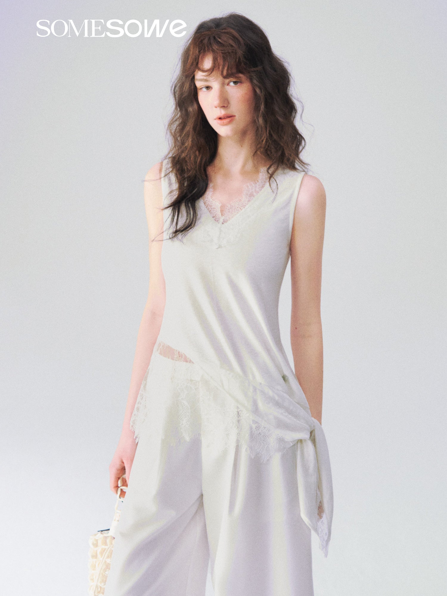 SOMESOWE S2609104 Irregular lace V-neck sleeveless top