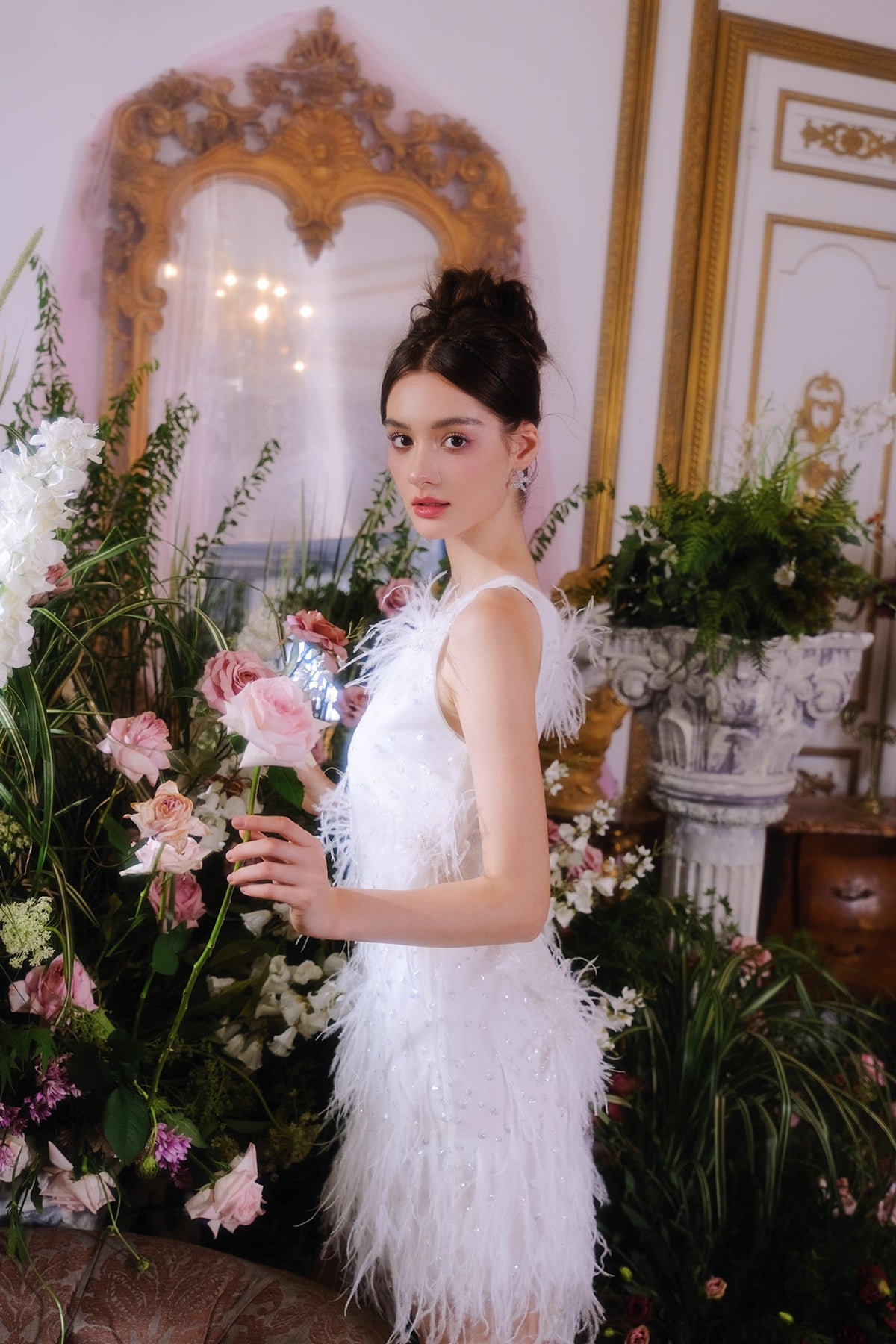 Wardrobes by chen Snow white feather sequin V-neck dress