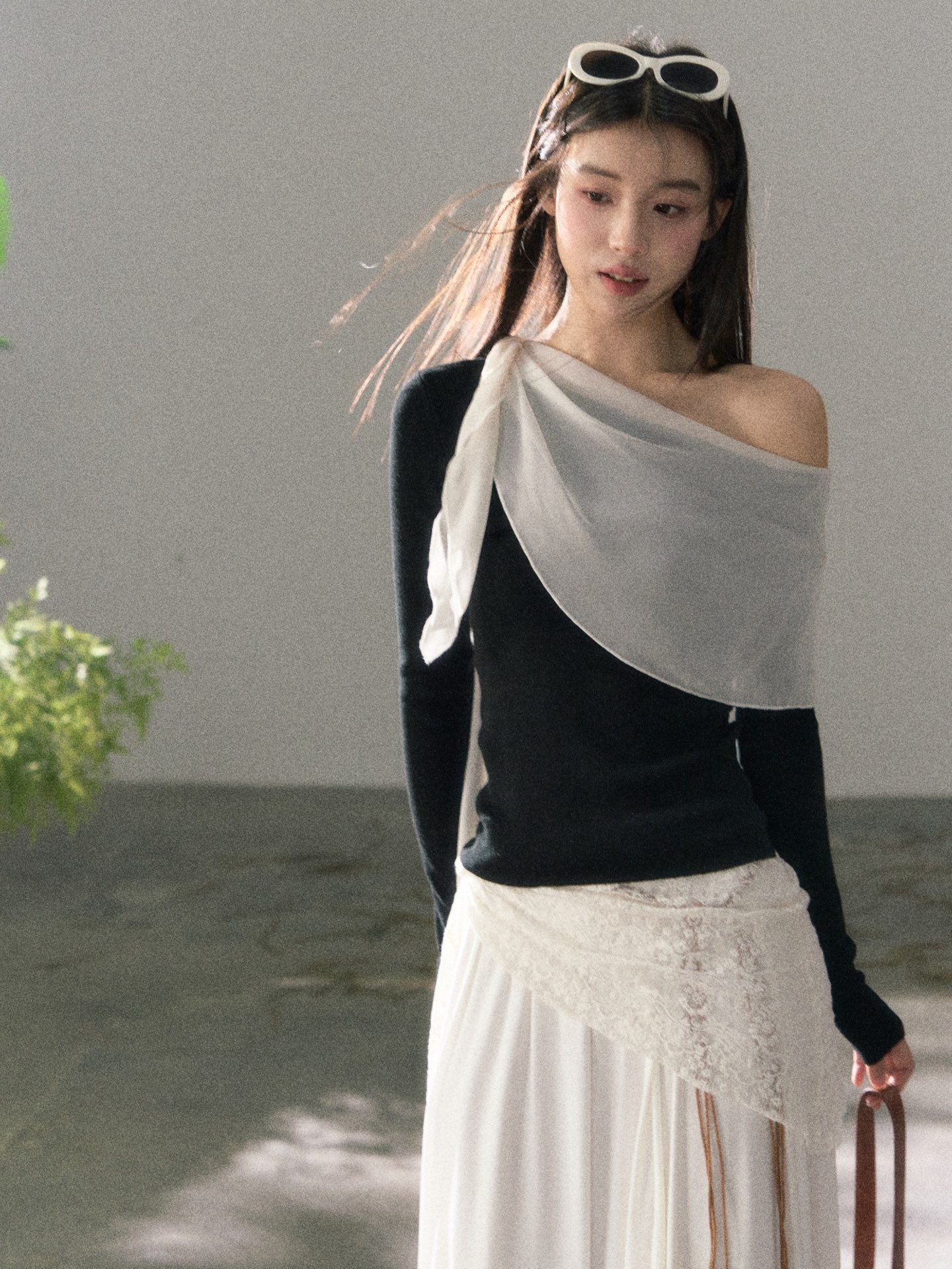 Lafreedom LAF360121 Off shoulder chiffon slim fit top(2color)